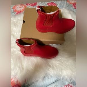 New in box Ugg Chevonne Rain Boots size 8